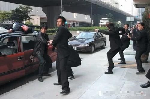  「无间道」无间道片场旧照，刘德华打高尔夫表情严肃，曾志伟切乳猪动作熟练