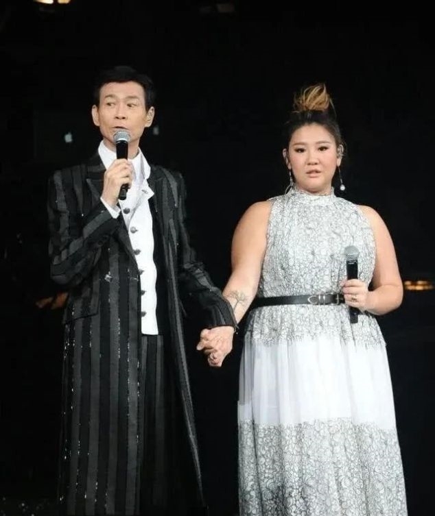 沈殿霞:郑欣宜与父亲后妈一家人团年照曝光, 郑少秋小女儿罕见露面很惊艳