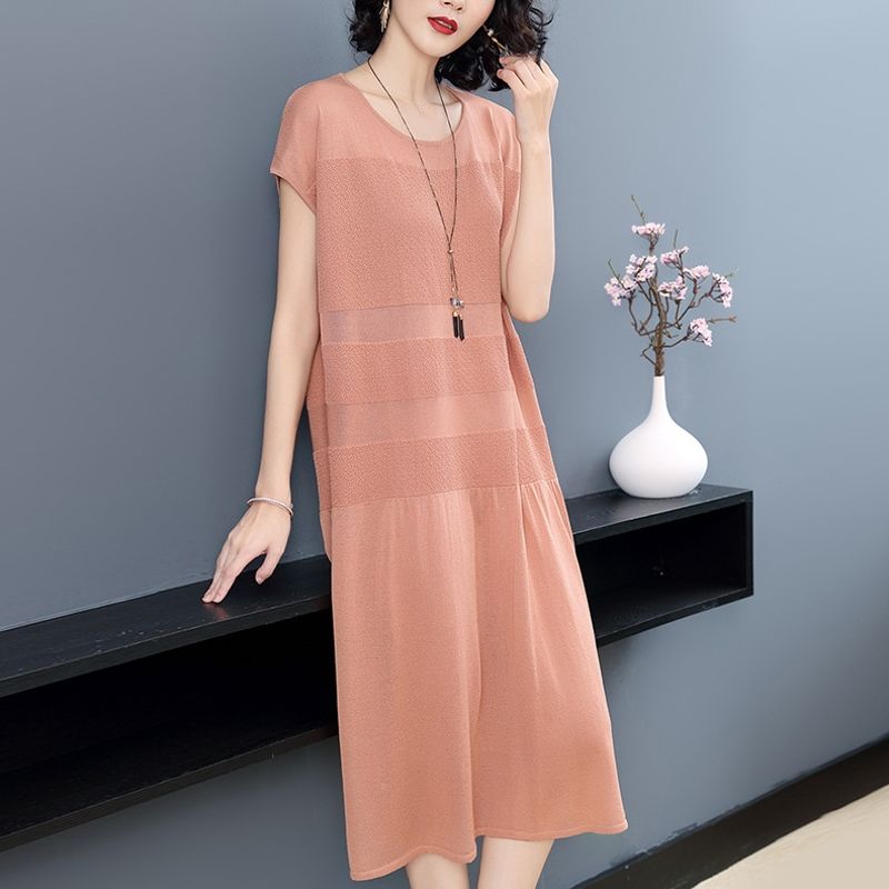 45岁的妈妈穿了条“冷淡风”长裙，太惊艳了!青春时髦还显瘦