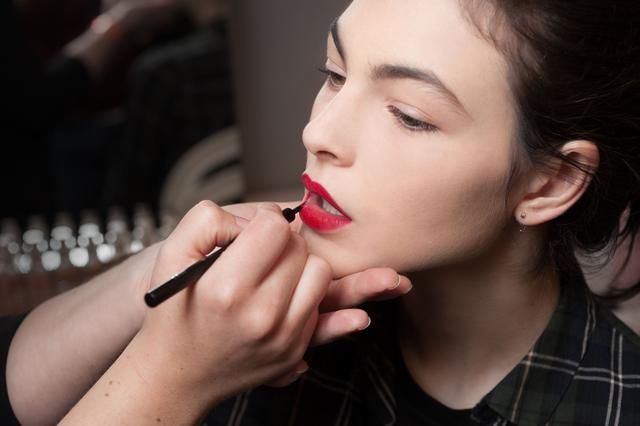 普通女孩和宅男女神之间，隔着的一支口红的距离