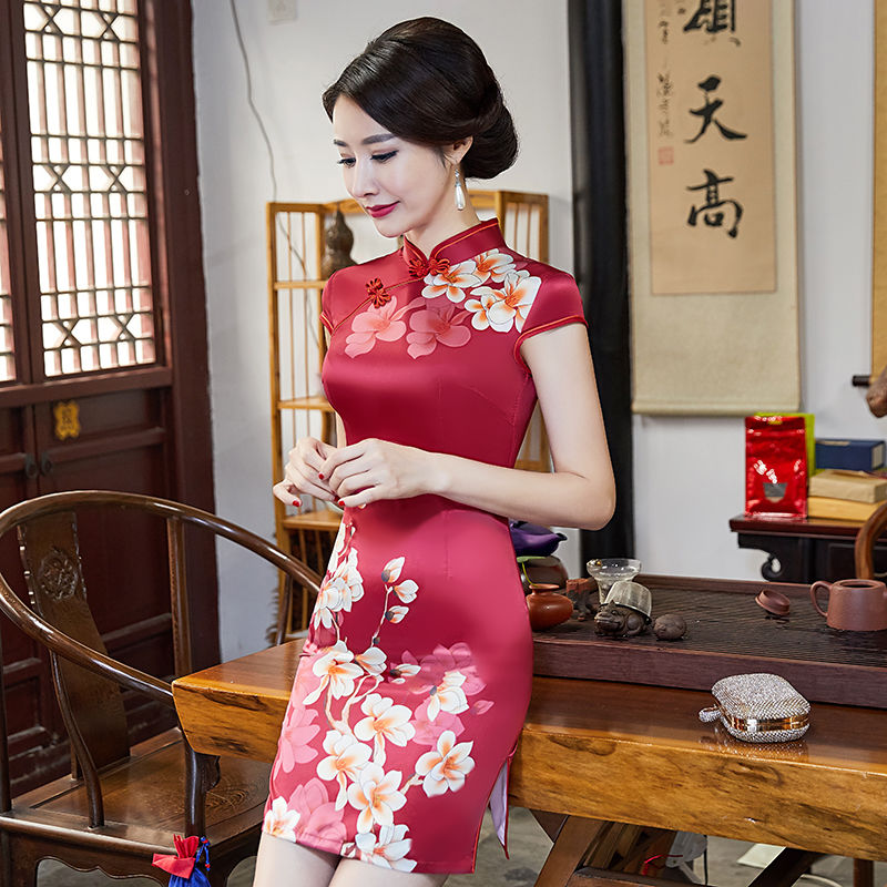 难怪老婆最近那么爱穿旗袍，原来是搭了这样的丁字裤，超美嫩