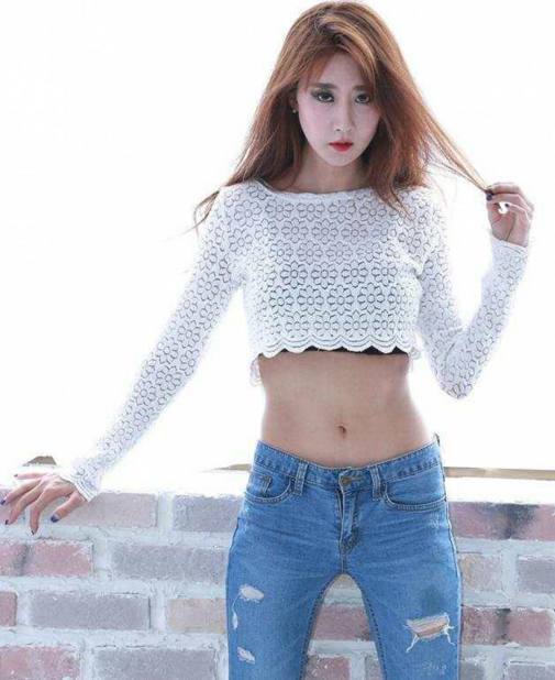 牛仔裤小姐姐这样搭配，不一样的时髦味道！