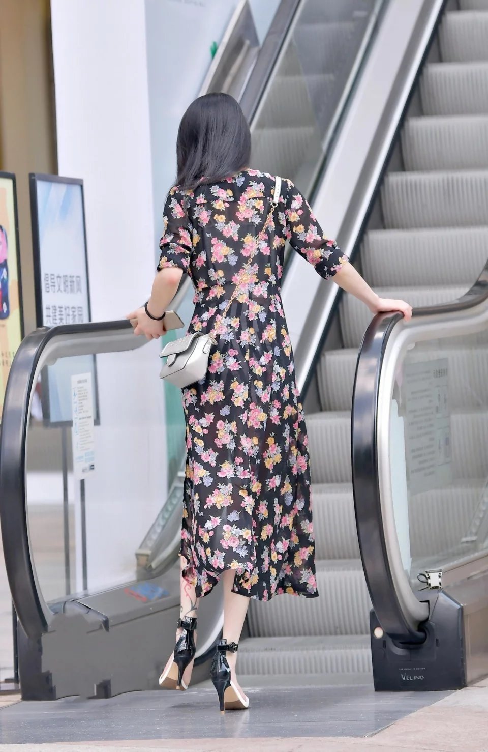 街拍：一袭薄纱长裙的美女，小姐姐你这腿长的有点过分了啊