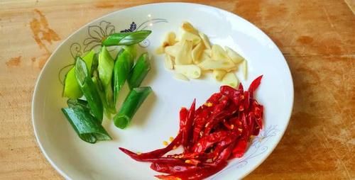 「辣爽」想手撕包菜好吃,这一步一定不能少,辣爽清脆,轻松做出大厨味道