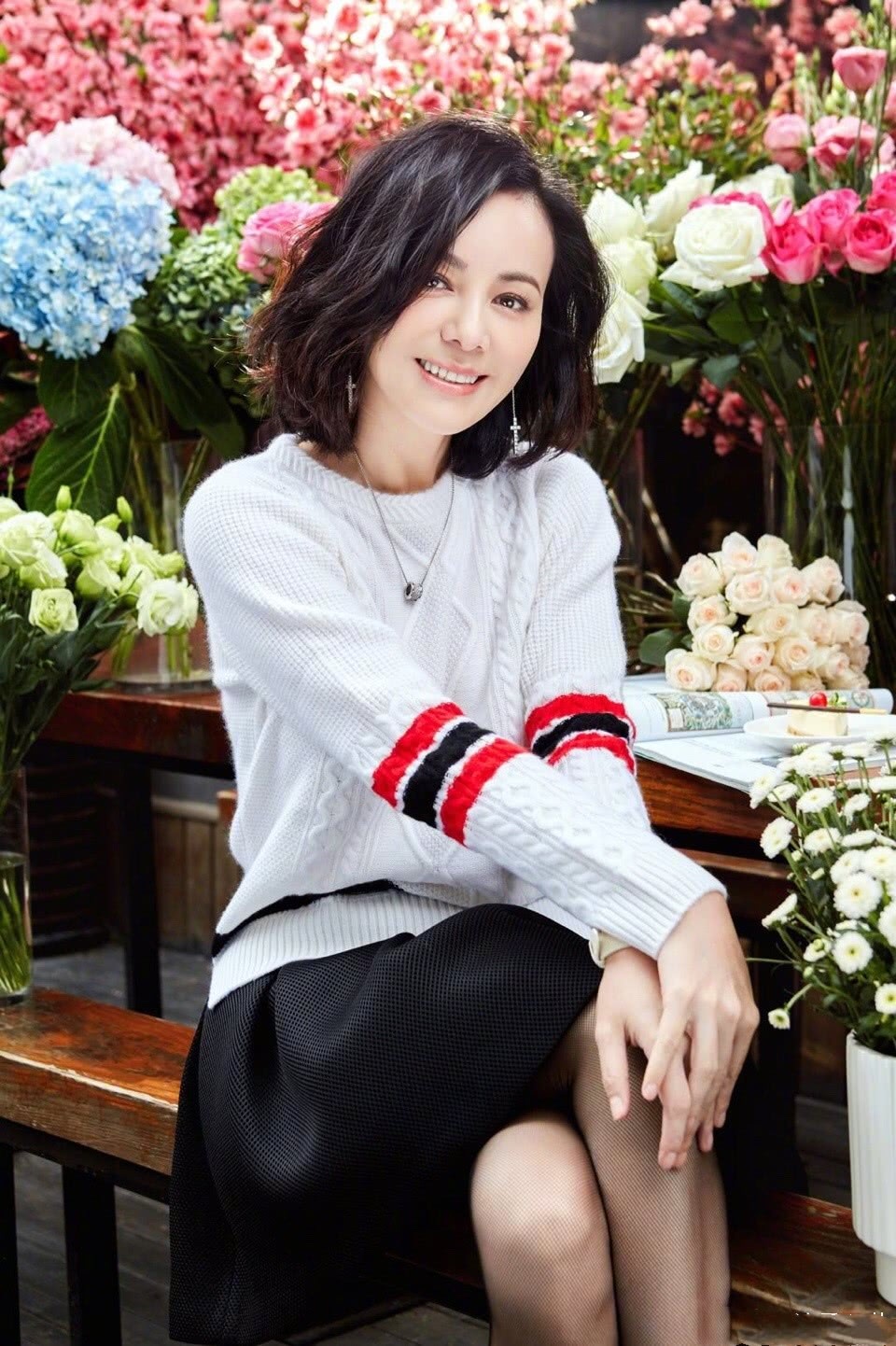 四十八岁的王琳依旧美艳如初，香槟色的裙子穿出优雅的感觉