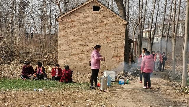  当床■大田地里生火做饭，农民打工日挣百元：天当被子地当床