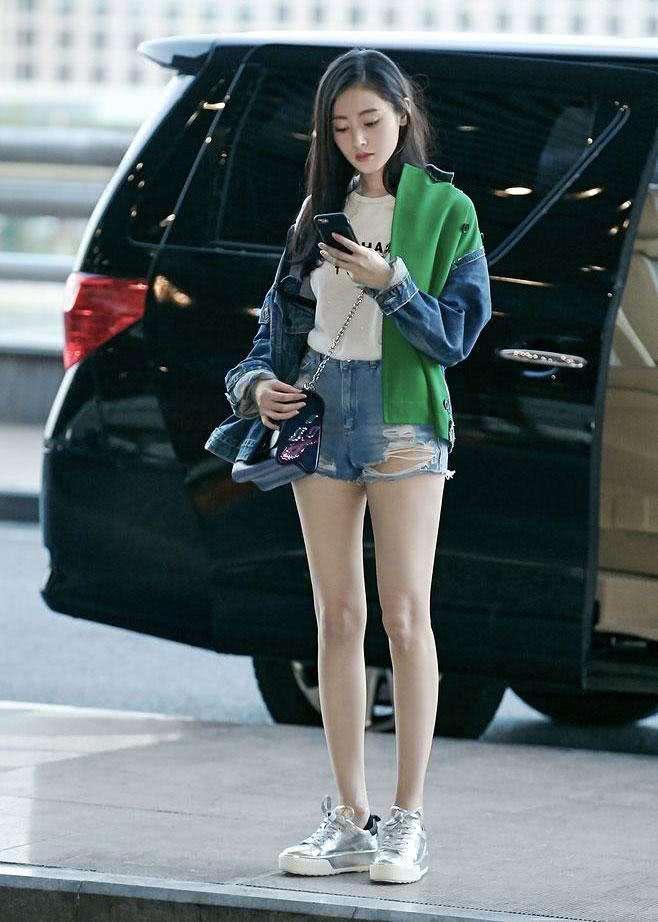 紧身裤更是塑造淑女气质，气场压倒一片路人款，穿多久都不会过时