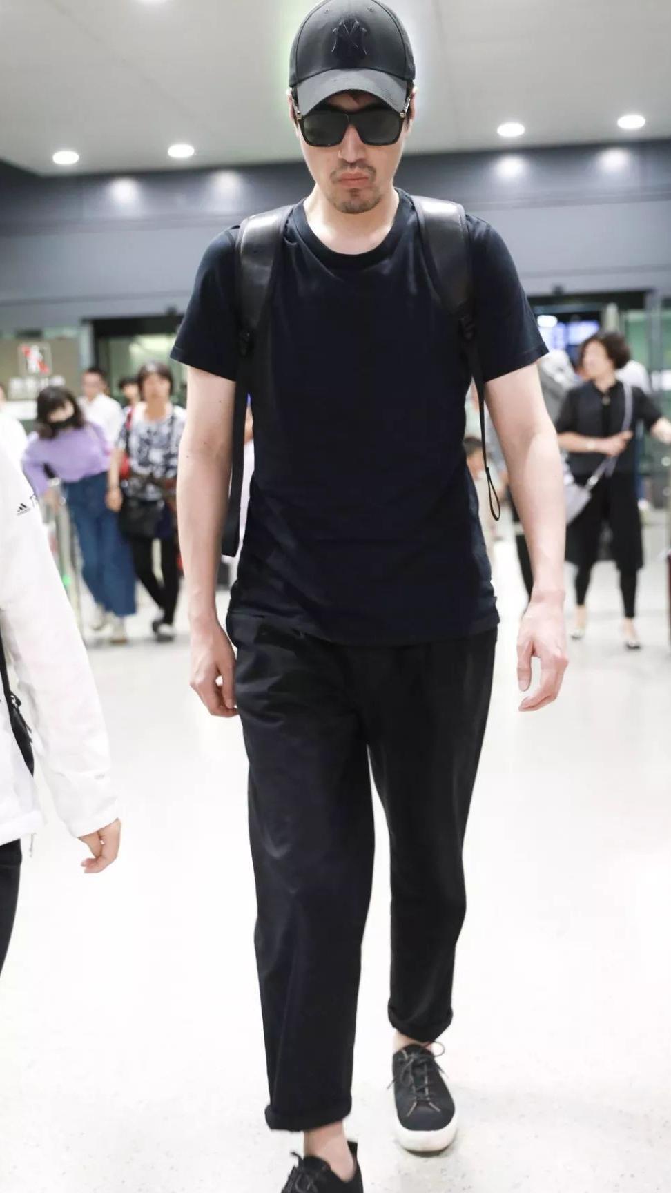 窦靖童周迅忘年交同框，同款搪瓷杯要不要来一只？