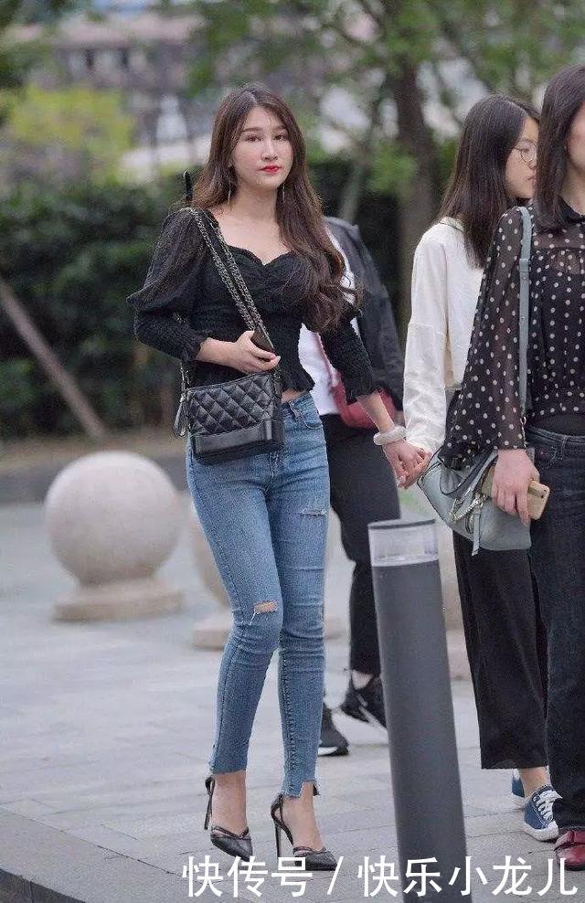  【美女】街拍：美女选择高腰的短裙搭配一双尖头银白色的高跟鞋，时尚感非常好