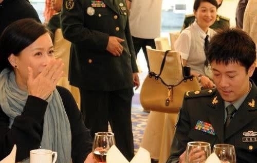 『追求』凭一首歌红了一辈子,那英曾疯狂追求他,今二婚妻子撞脸许晴