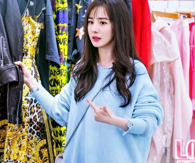 窦靖童周迅忘年交同框，同款搪瓷杯要不要来一只？