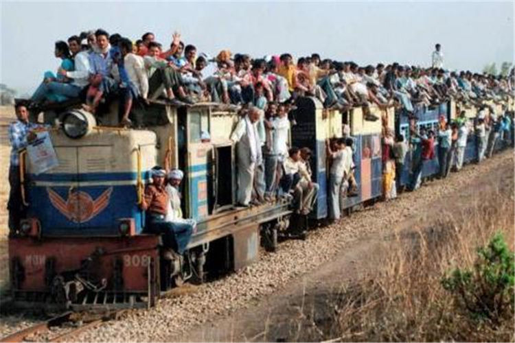 印度火车真的都是人？真实体验一点都不拥挤，还能躺着睡大觉！