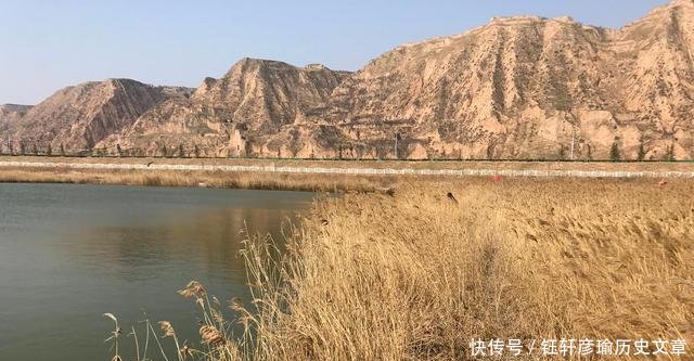 『摄影师』古稀老人爱垂钓,芦苇塘边一坐一天,说能不能钓到鱼并不重要
