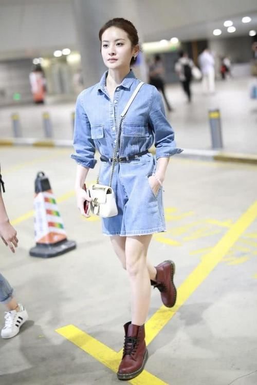  [整套look]赖雨濛简直太美了，扎丸子头搭配牛仔连体裤，意外穿出少女感