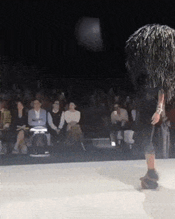 『大赛』时尚界迷之设计大赛!背上绑张床走秀,拎包入住吗?