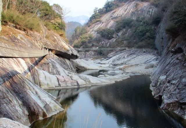 这个恬静的小山村，位于太行山深处，拥有极其动人的风光