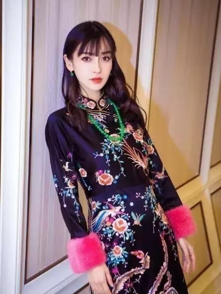 杨颖和刘诗诗同穿旗袍，网友：旗袍还可以这么穿？