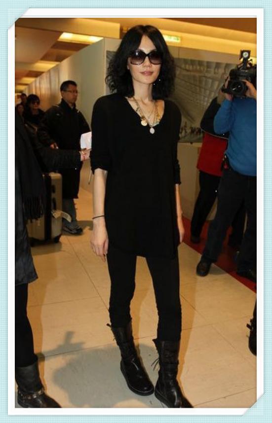 王菲连腰带都没系就出来了？网友：大概只有天后能驾驭了吧