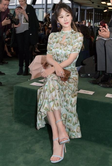 杨紫越长越美了，薄纱裙女人味爆棚，网友：女大十八变