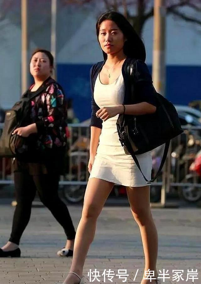  『好看』路人街拍，小姐姐娇小可爱，穿一件黑色小衣，时髦又好看