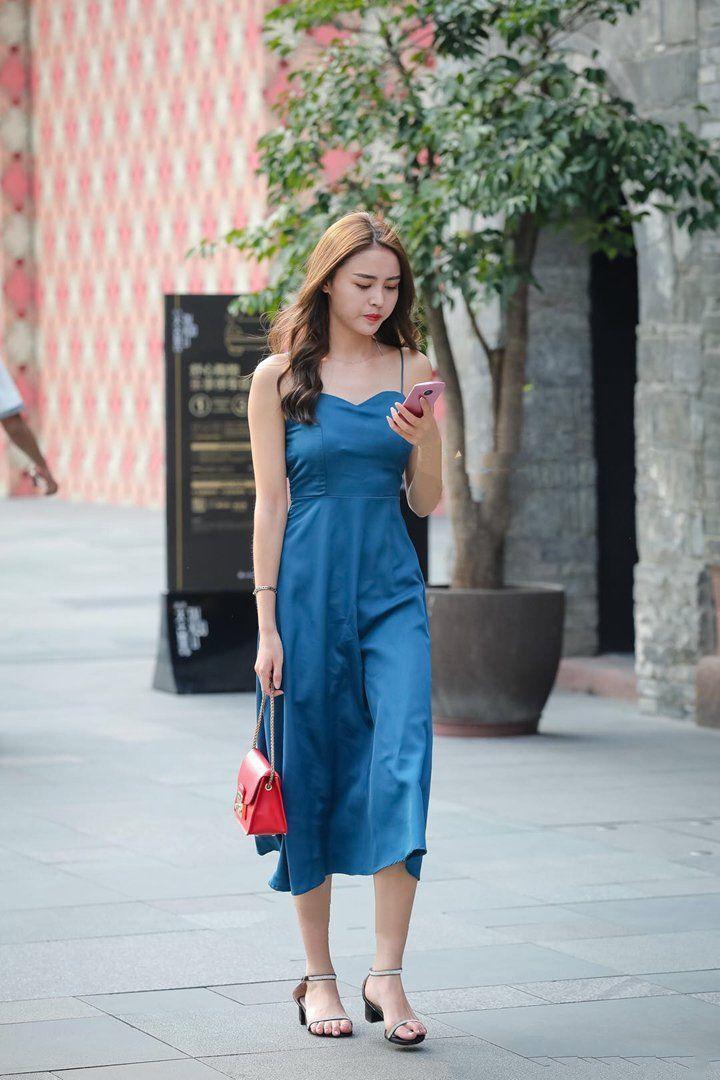 街拍：美女凸显美丽迷人的颈部曲线，展现女人的温柔如水般的味道