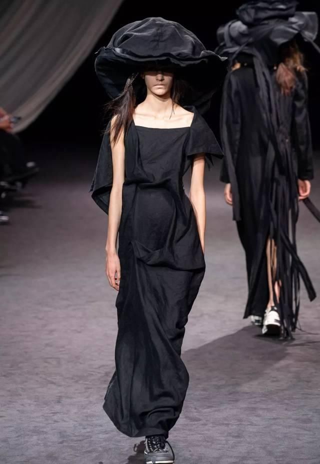  时装秀：Yohji Yamamoto 2020 春夏时装秀：山本耀司的黑色诗意想象