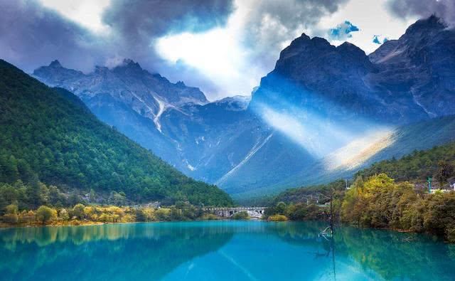 云南深山一神奇的巨石，仿佛漂浮在山涧之中，堪称自然的雕刻艺术