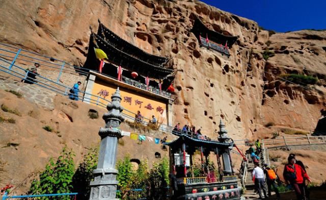 甘肃一座“神秘”寺庙，建在了悬崖峭壁上，只是因为一个马蹄印