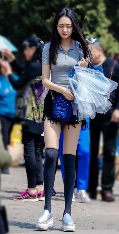 丰腴御姐穿超短裤配高筒袜秀出纤长美腿，傲人上围很吸睛