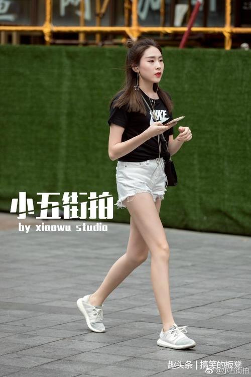 路人街拍：小姐姐把上衣塞进短裤的穿搭更显高瘦，丝袜性感