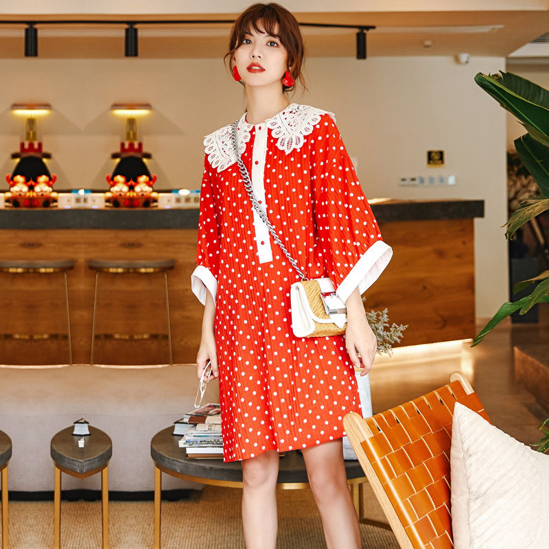 今年流行穿清新甜美的连衣裙，俏皮又不失优雅魅力，让人一见倾心