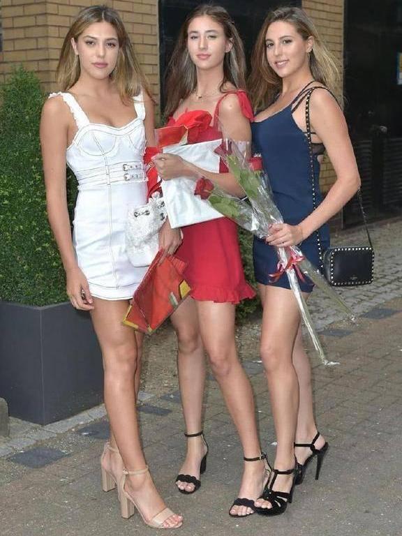 街拍：图1紧身裙打扮的史泰龙三女儿，图2身姿傲人，裤子亮了！