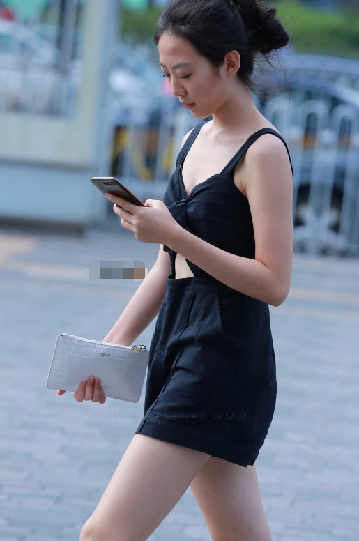 知性小姐姐吊带连体衣大秀饱满身材，一路低头玩手机尽显熟女范儿