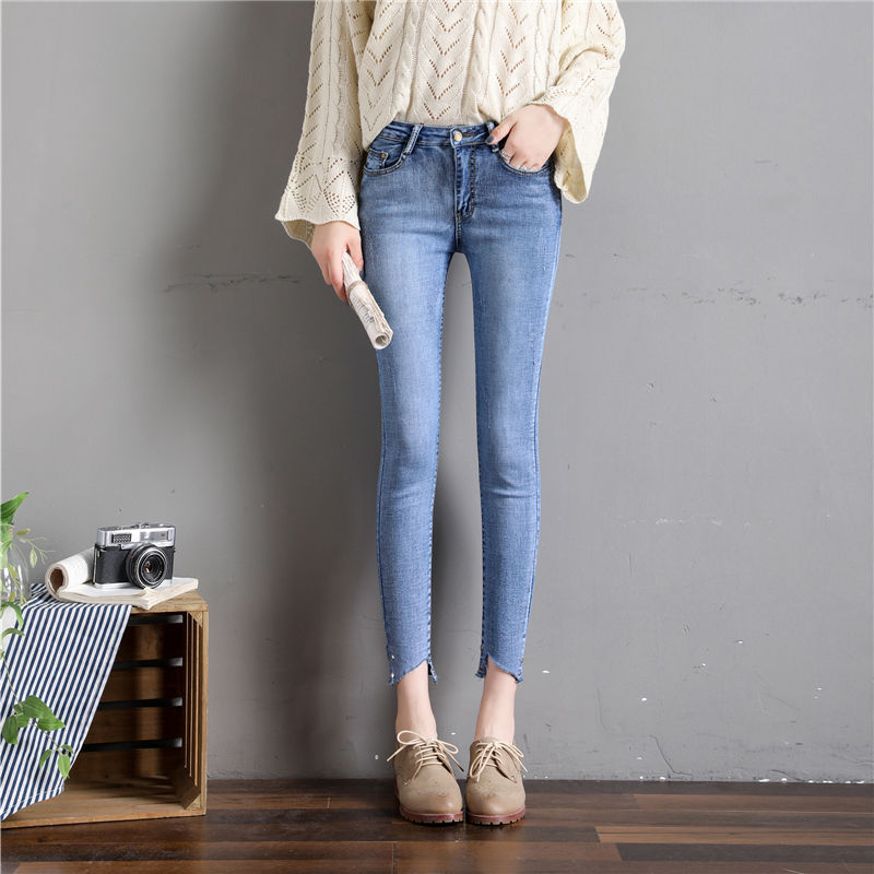 一条简单的牛仔裤，任意搭配穿出不一样的风格，秀出好身材