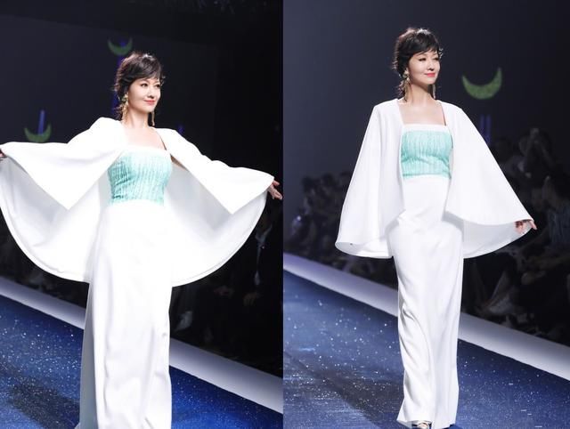 赵雅芝穿蓝色牛仔裤现身，紧到勒出“三角区”64岁不要太拼了吧？