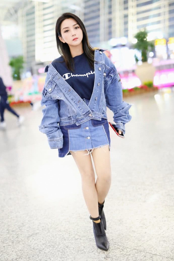 何洁为了显腿长，裙子都快提到胸了，网友：个子矮就别秀了！