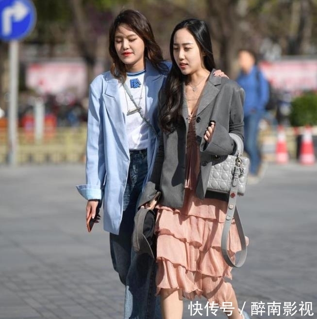  #有型#美女街拍：柔美娇俏的小姐姐，时尚的穿搭，更加甜美有型！