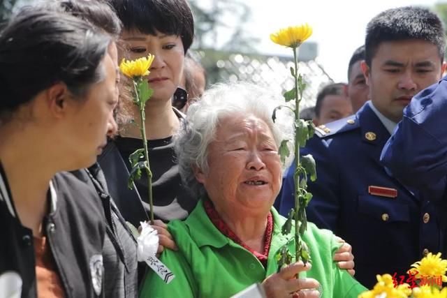 最后看一眼故乡！烈士张浩回家，西昌数万群众迎接