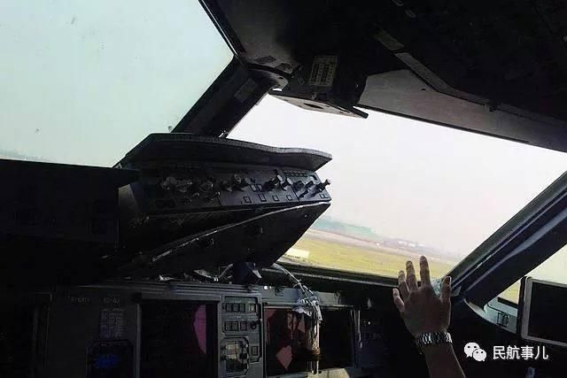 川航航班因驾驶舱风挡破裂安全备降成都机场,