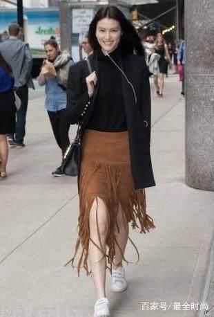 厉害了何穗！上半身就用两块黑布遮重点，网友：穿的是男士内裤？