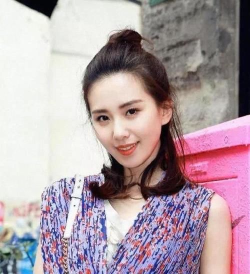  扎苹果头@“丸子头”已失宠！现在流行男女通吃的“苹果头”，减龄显脸小