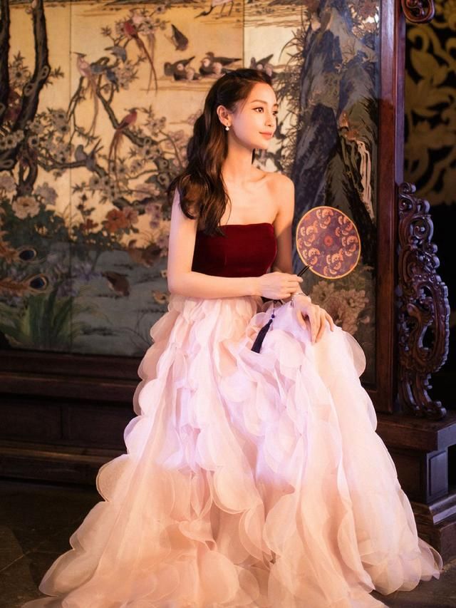 Angelababy与《寂静之地》女主撞衫粉裙，网友:baby长脸了!