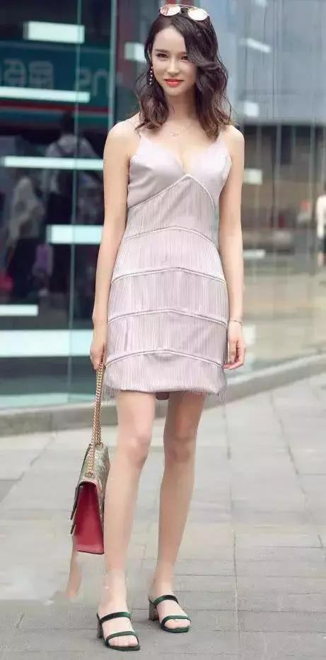街拍：穿着吊带的连衣裙，勾勒出曼妙的身姿，非常的美丽动人