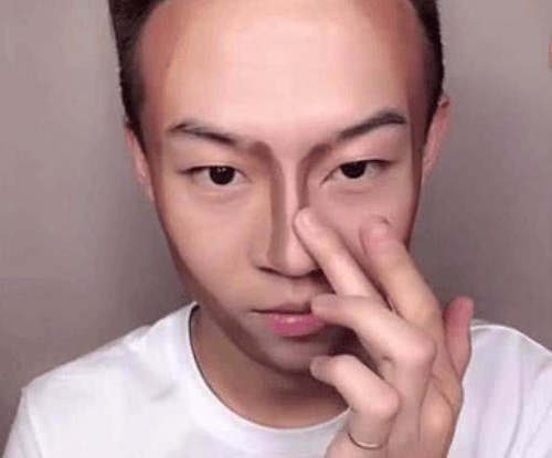 直男小哥模仿“网红”化妆,效果惊呆众人,网友:笑到喷饭