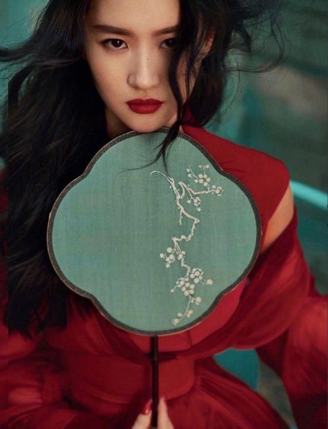 「 看起来就」满满的中国风元素，一身红衣太过迷人，刘亦菲最新杂志造型