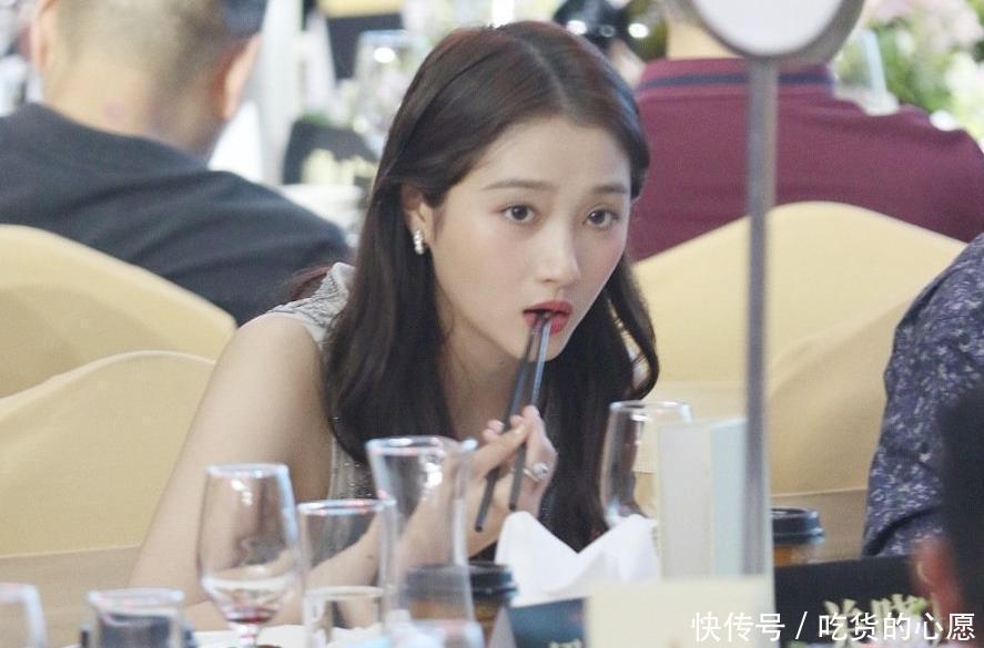 关晓彤怎么保持90斤以下的?看清她对美食的态