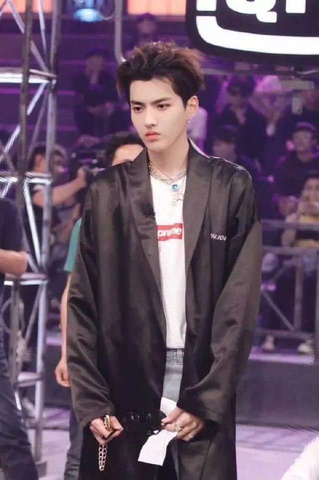 8位小鲜肉的睡衣秀:蔡徐坤魅惑,易烊千玺清秀,林彦俊好高冷!