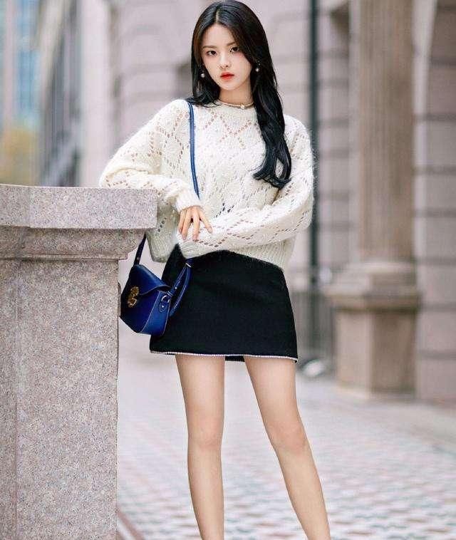 「气质」小姐姐穿着黑色的吊带连衣裙, 少女感十足, 十分减龄