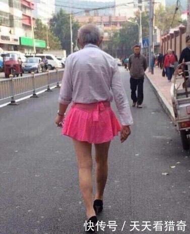 济南街头惊现炸天大爷,穿高跟鞋和粉色短裙