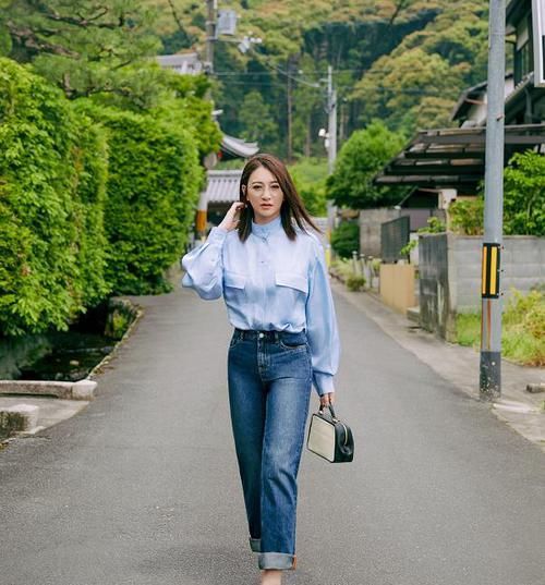  「女性」属于四十多岁女性的穿搭经，一条简单的牛仔裤，也能穿出时髦感